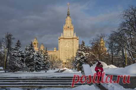 В МГУ оценили вероятность отчисления Алисы Тепляковой после скандала на экзамене. Девятилетняя студентка факультета психологии МГУ имени Ломоносова Алиса Теплякова действительно получила неудовлетворительную оценку на экзамене, после которого ее отец Евгений устроил скандал в вузе, но она может ее исправить и продолжить учиться дальше, заявила пресс-секретарь психфака.