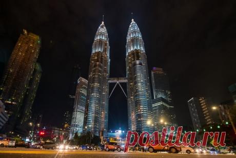 Таиланд остался позади, и команда «Вокруг света за 70 дней» добралась до Малайзии, где ее ждут Джорджтаун и Куала-Лумпур. А уже завтра, если все пойдет по плану, ребята достигнут Сингапура. Подробнее об экспедиции ➡ nat-geo.ru/travel/land-rover-70/ #landrover70