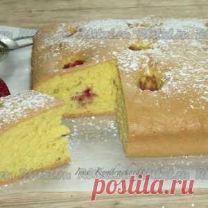 Неприлично аппетитный бисквит с клубникой
