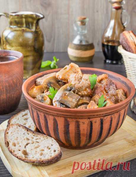 Индейка, тушеная с шампиньонами на Вкусном Блоге Апдейт фото к рецепту от 12 февраля 2009 года. Это блюдо объединяет одни из моих самых любимых продуктов – индюшатину и шампиньоны. Готовится блюдо очень просто, получается вкусным и сытным. Это хороший вариант для семейного обеда или ужина – без лишней замороченности и эксклюзивных ингредиентов. Индюшатину режем кубиками, солим и…