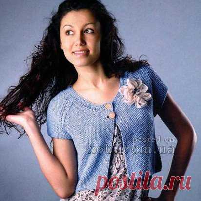 Женский короткий жакет реглан. Спицы.#вязание #спицами  #рукоделие
Вам потребуется: пряжа SARA(100% соевое волокно, 120 м/50 г) - 300 г голубого цвета, спицы №3, 2 пуговицы.
Основной узор: вяжите попеременно 1 лиц. п. и 1 изн. п., смещая узор на 1 п. в каждом ряду.Платочная вязка: лиц. и изн. ряды - только лиц. петли.Резинка 1x1: вяжите попеременно 1 лиц. п. и 1 изн. п., в изн. рядах провязывайте все петли по рисунку.Убавление для реглана: в начале ряда кром. п., 1 лиц. п. за заднюю стенку, 2 п.