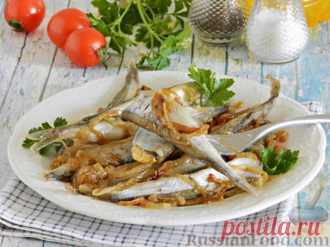 Рецепт: Тушеная мойва с луком на RussianFood.com