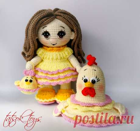 PDF Пупс-малышка Курочка Пасхальная крючком. FREE crochet pattern; Аmigurumi toy patterns. Амигуруми схемы и описания на русском. Вязаные игрушки и поделки своими руками #amimore - пасхальная кукла в платье из обычной пряжи, куколка девочки в ярком наряде к Пасхе.