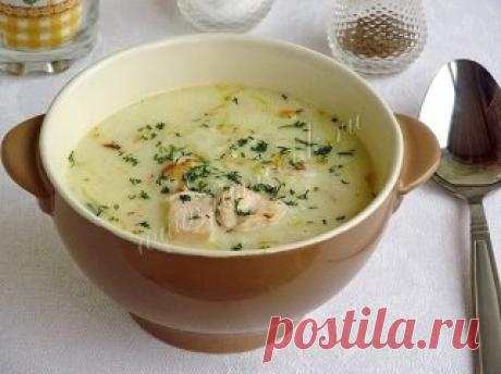 Английский куриный суп с плавленым сыром.
Куриный бульон – 1 литр; 
Куриную грудку – 300 грамм; 
Рис длиннозёрный – 80 грамм; 
Лук-порей – 100 грамм; 
Мягкий плавленый сыр – 100 грамм; 
Сливочное масло – 2 ст. ложки; 
Петрушка свежая – 4 веточки; 
Перец чёрный молотый – 1 щепотка; 
Соль – по вкусу.
Этот вкусный и питательный суп, заправленный плавленным сыром, может стать единственным блюдом на обед, которое вполне насытит вас на долгое время. Он прост в приготовлении и не...