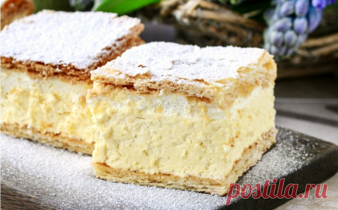 Lenkiškas Napoleono pyragas - kremiškas ir labai skanus! Labai skanus, tradicinis lenkiškas pyragas, geriau žinomas kaip Kremowka arba Napoleonka. Sakoma, kad nuo pat vaikystės jį labai mėgo popiežius Jonas Paulius II, todėl dar pyragas vadinamas Popiežiaus Kremowka. Tešlą, jei naudojate vientisą ritinį, padalinkite į dvi dalis. Lengvai