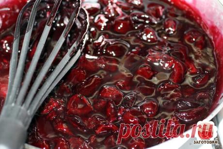 ВИШНЯ В ЖЕЛЕ
На 1 кг. вишни.
700 г сахарного песка,
2 ст. л. быстрорастворимого желатина

Удалите у вишни хвостики и залейте на пару часов ягоды холодной водой. Это поможет Вам избавится от червячка который, к сожалению, может прятаться внутри. Если таковой имеется, то он обязательно выберется наружу. После чего удалите у вишни косточки. Для этого можно использовать даже простую шпильку или булавку. Дело не хитрое.

После того, как все косточки удалили смешайте сахар с жел...