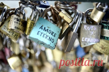 С парижского моста Искусств решили снять 45 тонн «замков любви» Pont des Arts или Мост искусств — самое известное место влюблённых в Париже. Влюблённые со всего мира приезжали туда, чтобы на перилах моста повесить доказательство и символ своей любви — навесной замок. 1 июня, рабочие по решению властей города сняли 45-тонное «доказательство любви»...