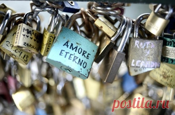 С парижского моста Искусств решили снять 45 тонн «замков любви» Pont des Arts или Мост искусств — самое известное место влюблённых в Париже. Влюблённые со всего мира приезжали туда, чтобы на перилах моста повесить доказательство и символ своей любви — навесной замок. 1 июня, рабочие по решению властей города сняли 45-тонное «доказательство любви»...