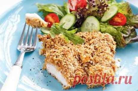 Хрустящая курица с пряностями |2 стакана пахты или кефира
2 ч. ложки молотого кориандра
3 ч. ложки сладкой паприки
8 разрезанных пополам куриных филе
2 стакана панировочных сухарей
2 ч. ложки сушеного орегано
2 ч. ложки мелко тертой лимонной цедры
1 ст. ложка кунжута
. Смешайте пахту, кориандр и перец в миске. Добавьте курицу, перемешайте, накройте крышкой ли фольгой. Охладите в течение 2 часов.
2. Смажьте маслом большой противень. Смешайте сухари, орегано,  лимонную цедру и кунжут ..