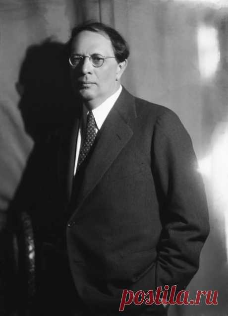 Алексей Толстой.
(10 января 1883— 23 февраля 1945) — русский и советский писатель и общественный деятель из рода Толстых.
Три Сталинских премии и благополучная жизнь писателя, мало отличавшаяся по уровню комфорта от дореволюционной, служат весомым подтверждением особого положения Алексея Николаевича на литературном небосклоне СССР первой половины 20-го века.
В январе 1883 г., в метрической книге Предтеченской церкви г. Николаевска появилась запись: «Генваря 12 дня крещён А...