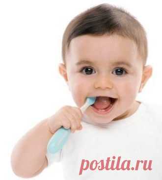 Почему у детей появляется кариес?
Первая и основная причина появления кариеса, а также других инфекций полости рта у детей – это несоблюдение гигиенических норм в процессе ухода за малышом.