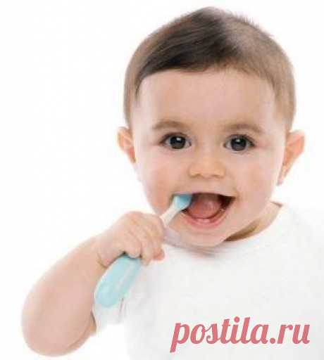 Почему у детей появляется кариес?
Первая и основная причина появления кариеса, а также других инфекций полости рта у детей – это несоблюдение гигиенических норм в процессе ухода за малышом.