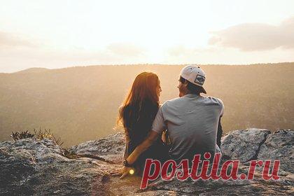 Муж и бойфренд одной и той же девушки назвали плюсы немоногамных отношений. Тиктокерша-полиаморка по имени Сара рассказала, что состоит в немоногамных отношениях с двумя мужчинами, каждый из которых не стесняется хвалить другого. «Он готовит ужин, так что мне не нужно этого делать», — назвал плюс немоногамных отношений муж Райан. Бойфренду нравится, с каким уважением муж обращается с Сарой.