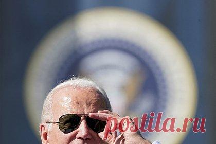 Описаны последствия рецессии в США для мира. Генеральный директор аналитического агентства «БизнесДром» Павел Самиев заявил, что США являются крупнейшей мировой экономикой, потому рецессия в этой стране окажется губительной для сырьевых, фондовых и финансовых рынков, а также неизбежно негативно отразится на других отраслях.