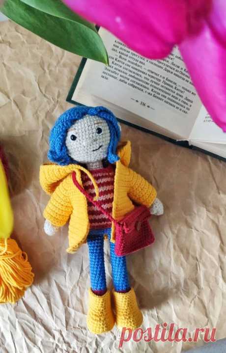 PDF Коралина крючком. FREE crochet pattern; Аmigurumi doll patterns. Амигуруми схемы и описания на русском. Вязаные игрушки и поделки своими руками #amimore - кукла в дождевом плаще, куколка из мультфильма &quot;Коралина в Стране Кошмаров&quot;, девочка из мультика.