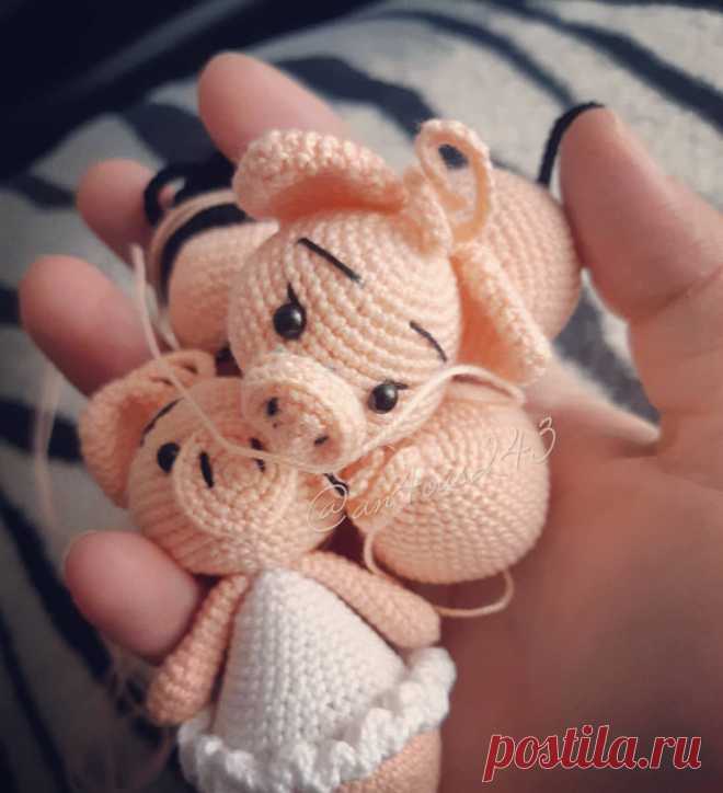 PDF Свинка в платье. FREE amigurumi crochet pattern. Бесплатный мастер-класс, схема и описание для вязания игрушки амигуруми крючком. Вяжем игрушки своими руками! Свинка, поросенок, pig, piglet, piggy, свинья, поросёнок, schwein, porco. #амигуруми #amigurumi #amigurumidoll #amigurumipattern #freepattern #freecrochetpatterns #crochetpattern #crochetdoll #crochettutorial #patternsforcrochet #вязание #вязаниекрючком #handmadedoll #рукоделие #ручнаяработа #pattern #tutorial #häkeln #amigurumis