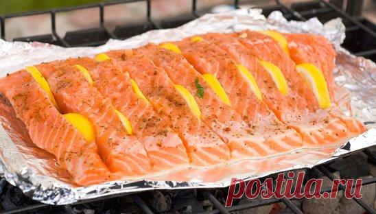 Маринады для рыбы ВКУСНАЯ СОЛЕНАЯ РЫБКА ЗА 2 ЧАСА Рыбу, приготовленную таким способом, можно кушать уже через 2 часа. Но еще вкусней она получится, если постоит немного в холодильнике и пропитается маслом. Но и сразу она очень хороша. В этот раз я солила сразу и селедку, и скумбрию вместе. Вы берите рыбку на свой вкус. Потребуется: -2 рыбки -лук по вкусу (его можно побольше, очень вкусный) -вода комнатной температуры 400 мл -соль 2 столовых ложки без горки -масло подсолнечное (можно с запахом, к