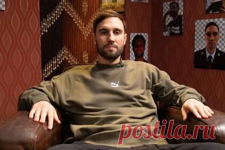 Российский комик рассказал о сложностях работы ведущим популярного шоу на ТНТ. Алексей Смирнов, известный российский юморист и сценарист, рассказал о работе ведущим проекта «Смех без правил» на телеканале ТНТ. Смирнов ведет десятый сезон программы вместе с коллегой Антоном Ивановым. В беседе с комиком Азаматом Мусагалиевым он заявил, что сильно уставал из-за постоянных съемок.