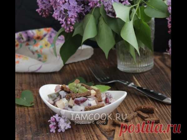 Салат с фасолью, копченой колбасой и сухариками — рецепт с фото Замечательный сытный салат солёными огурцами, фасолью и колбасой подойдет для быстрого перекуса. Может использоваться в качестве закусочного