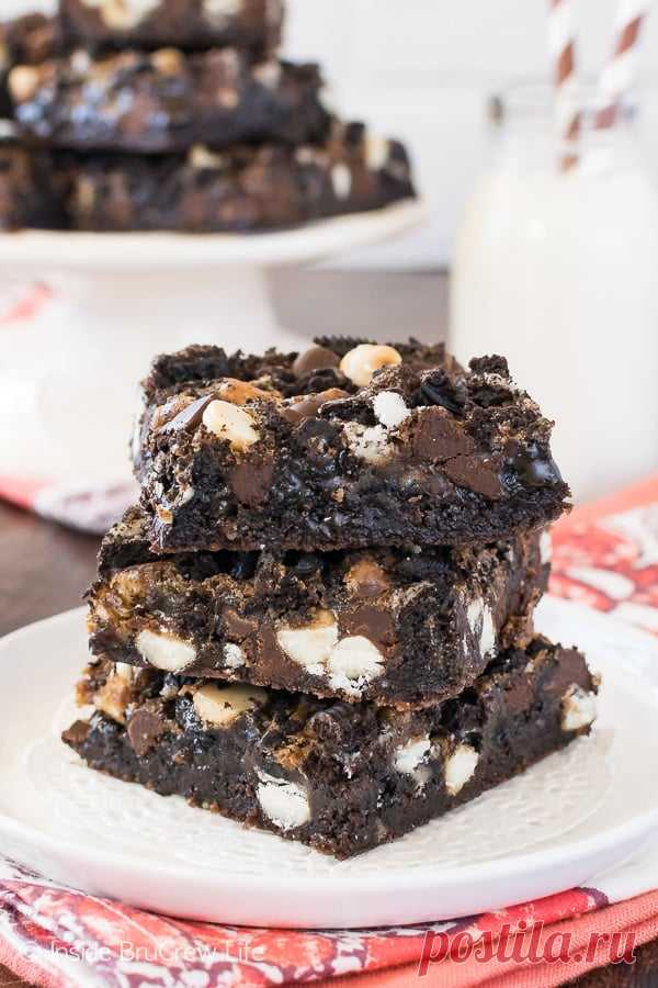 Gooey Oreo Brownie Bars - Inside BruCrew Life Satisfy your sweet tooth with a pan of Gooey Oreo Brownie Bars. Cookies and chocolate chips baked into a gooey brownie makes an awesome chocolate dessert.