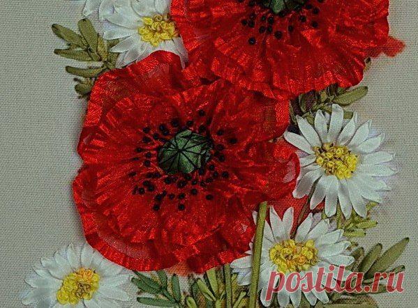 Маки и ромашки вышитые лентами.
