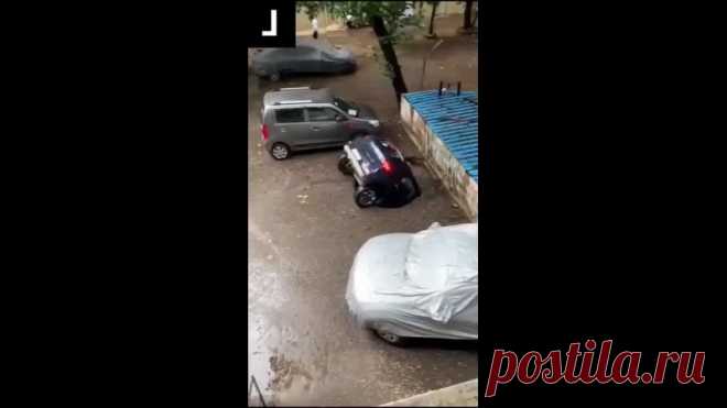 Решил поставить машину не на то место. Такие парковочные места...