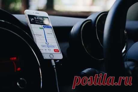 Следовавшая GPS туристка сбилась с пути и утопила машину в море. На Гавайях туристка сбилась с пути из-за ошибки GPS и утопила машину в море. Уточняется, что путешественница на Ford Edge в одиночку отправилась на поиски прибрежного города Кайлуа-Кона для купания и четко следовала навигатору. Однако вместо намеченной цели карта привела ее к гавани для малых лодок Хонокохау.