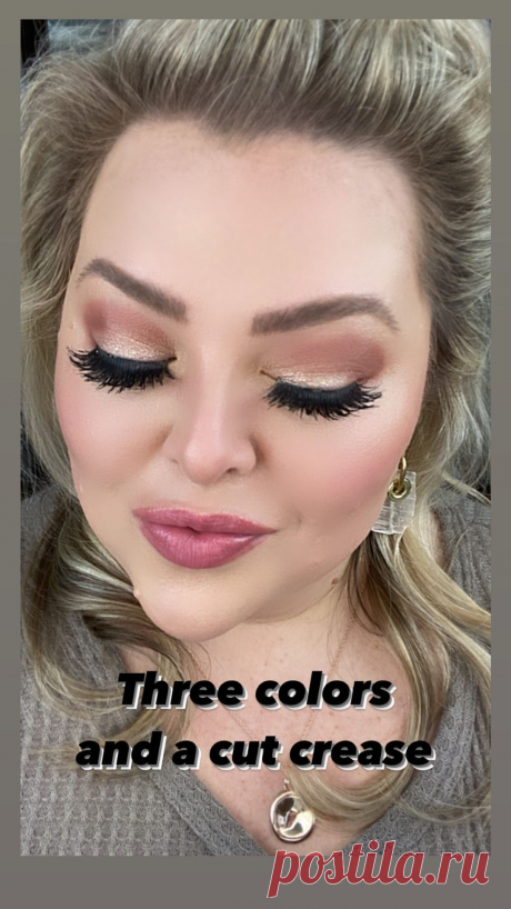 aknsands в Instagram: "3 colors and an easy cut crease create the easiest more complicated eyeshadow look! I love that good brushes, an eyelash curler and good…"