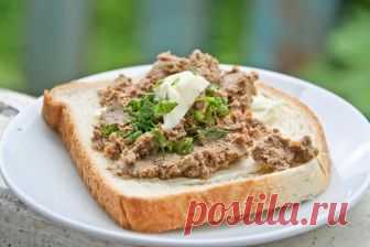 Паштет получается вкусный, с отчётливой пряной нотой и сладковатым привкусом тыквы. Всё замечательно сочетается, печёнка вообще «любит» сладковатые добавки. Как и большинство паштетов, желательно выдержать 2-3 дня в холодильнике, чтобы вкус созрел. Из замен: у меня не нашлось фисташек, заменила на пекан. И не добавляю масло в сам паштет, только корочка сверху, чтобы хранилось дольше. Если хочется […]