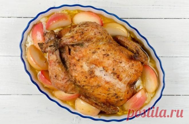 ​Курица с яблоками в сливочном соусе Ингредиенты:
Курица — 2 кгЛимон — 1 шт.Тимьян — 1 ч. л.Соль — 1 ст. л.Перец — 1 ч. л.Масло сливочное — 60 гЯблоки зеленые — 200 г Яблоки красные — 300 г Сливки молочные (20%) — 350 млМука — 20 гЛук репчатый — 175...
