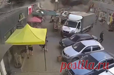 NYT: ракета, попавшая в рынок в Константиновке, была украинской. Власти Украины изначально запретили прессе приближаться к месту происшествия и собирать обломки ракеты.