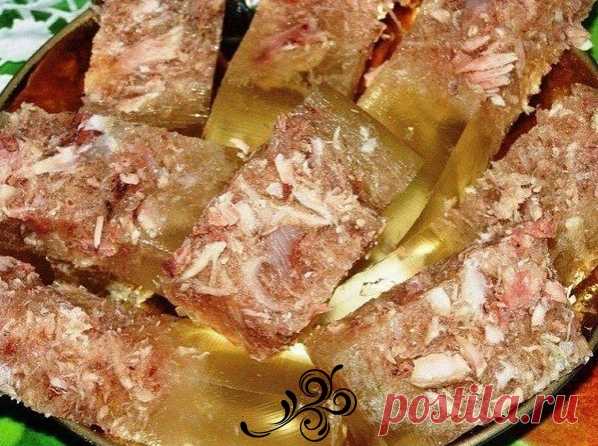 КАК ПРАВИЛЬНО ПРИГОТОВИТЬ ВКУСНЫЙ ХОЛОДЕЦ

Вкуснейший прозрачный холодец из свинины, говядины или курицы, с хреном или горчичкой – от такого блюда вряд ли откажутся даже те, кто считает каждую калорию в тарелке.

Однако далеко не каждая хозяйка сумеет сварить вкусный холодец. Некоторые боятся, что он не застынет. Другие пробовали варить холодец, но вместо вкусного, аппетитного, прозрачного он получается невзрачным на вид и малосъедобным.

Тем не менее, существует ряд прави...