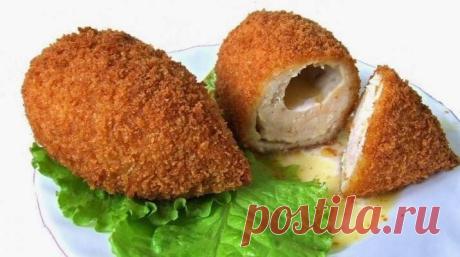 Классика жанра — котлета по-киевски.
куриная грудка (надо убрать косточку, оставив филе в целости) – 4 штуки;
сливочное (предварительно размягченное) масло – 100 граммов;
сырое яйцо;
свежее молоко – 50 миллилитров;
просеянная мука – 100 граммов;
соль;
перец;
пучок зелени;
паниров