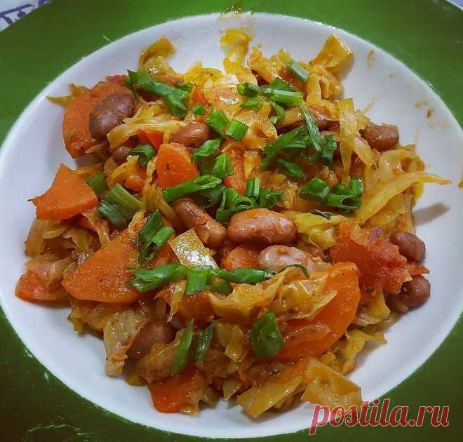 Тушеная капуста с фасолью - блюдо, которое можно смело есть в пост и тем, кто придерживается правильного питания.