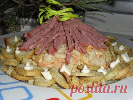 &quot;Лесная хижина&quot; - простой и вкусный салатик! 

Ингредиенты: 
Фасоль консервированная (белая) - 400 грамм 
Лук репчатый - 1 штука 
Морковь - 2 штуки 
Колбаса копченая - 200 грамм 
Чеснок - 2 зубчика 
Сухари - пакетик 
Свежая зелень 
Майонез - 250 грамм 
Соль, перец - по вкусу