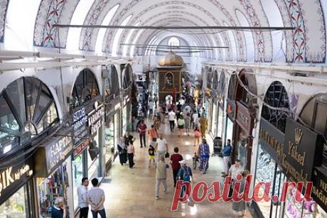 Алмазы стоимостью 81 миллион рублей конфисковали на стамбульском базаре. Полиции удалось конфисковать у контрабандистов алмазы на сумму свыше миллиона долларов (81,25 миллиона рублей) на рынке Стамбула. Стамбульские правоохранители перехватили партию необработанных камней в ходе специальной операции га Гранд-Базаре, Общий вес алмазов составил 61 карат.