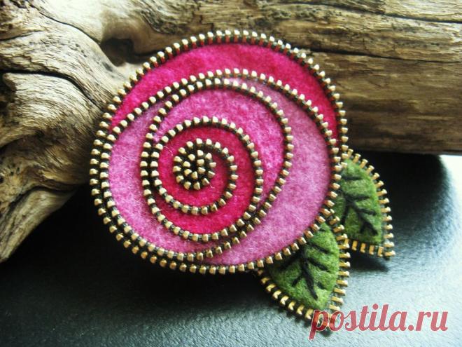 Pinks  299 Oct 28, 2014 - A little extra color... and a bit smaller felt brooch.