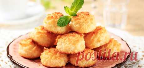 КОКОСОВОЕ ПЕЧЕНЬЕ БЕЗ МУКИ
#рецепт_лисица

- 1 банан 
- 4 ст.л. кокосовой стружки 

Банан очистить и пюрировать блендером до кремообразного состояния. 

Добавить кокосовую стружку. Количество указано примерное, так как нужно ориентироваться по консистенции - тесто для печенья должно быть не слишком жидким, но и не слишком крутым. 

Застелить бумагой противень и выложить с помощью ложки небольшие шарики. Можно воспользоваться кондитерским конусом, чтобы печенье получилось б...