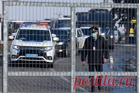 На Украине задержали бравшего у уклонистов взятки судью. Служба безопасности Украины ликвидировала коррупционную схему в Белгород-Днестровском городском суде Одесской области, где военнообязанным украинцам за взятку в размере 3,5 тысячи долларов помогали получить разрешение на выезд за границу. С апреля 2022 года фигуранты дела успели «оформить» более тысячи решений.