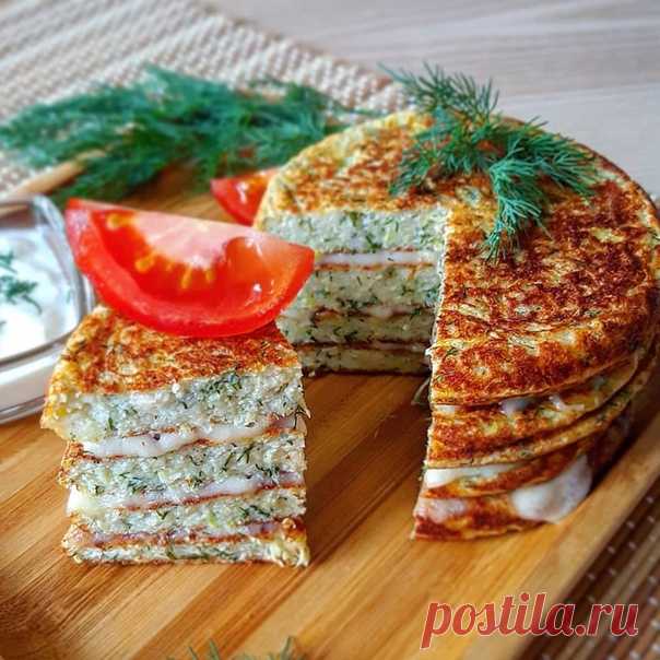 Ещё один необычный рецепт для кабачкового сезона!

 Румяные оладушки из кабачков с адыгейским сыром, идеально подходящие для сытного обеда или ужина

Понадобится:
2 молодых кабачка
1 яйцо
100 г адыгейского сыра
3 ст. л. рисовой муки
Соль, специи и чеснок по вкусу

Кабачок измельчаем на мелкой терке или в блендере, солим, через 10 мин отжимаем из массы весь сок. Сыр также измельчаем, соединяем со всеми остальными ингредиентами.

Разогреваем Мультипекарь с установленной пане...