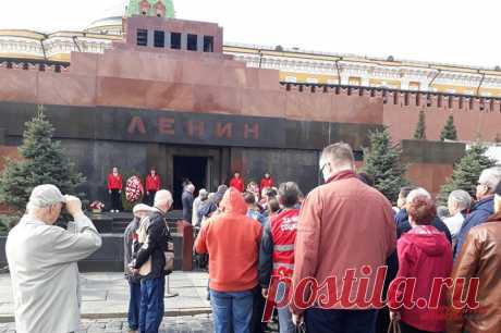 Как живой. В Мавзолее отметили День рождения Владимира Ленина. Понедельник — выходной день для Мавзолея Ленина. Но его двери открылись в честь 154-летия Владимира Ильича для многочисленных поклонников. Но те, кто увидел легендарное тело впервые, получили шок.