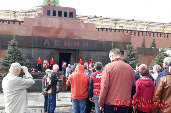 Как живой. В Мавзолее отметили День рождения Владимира Ленина. Понедельник — выходной день для Мавзолея Ленина. Но его двери открылись в честь 154-летия Владимира Ильича для многочисленных поклонников. Но те, кто увидел легендарное тело впервые, получили шок.