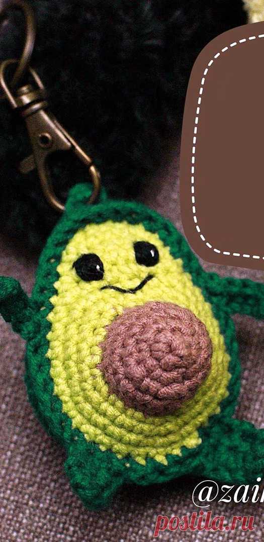 PDF Брелок Авокадик крючком. FREE crochet pattern; Аmigurumi doll patterns. Амигуруми схемы и описания на русском. Вязаные игрушки и поделки своими руками #amimore - авокадо, фрукт.