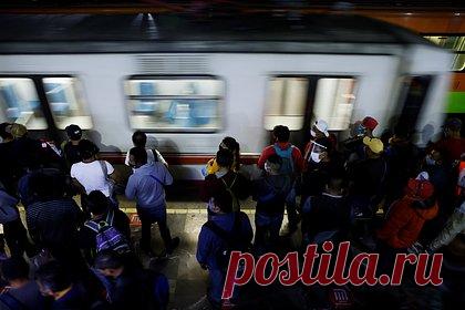 Два поезда столкнулись в мексиканском метро. В метро столицы Мексики Мехико столкнулись два поезда. Об этом в субботу, 7 января, сообщила мэр города Клаудия Шейнбаум в своем Twitter-аккаунте. По данным градоначальницы, инцидент произошел на третьей линии метрополитена между станциями Potrero и La Raza. Точная причина произошедшего пока неизвестна.