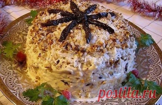 САЛАТ «НОВОГОДНИЙ»
ИНГРЕДИЕНТЫ:
Куриное филе - 400 г.
Яйца - 3 шт.
Чернослив - 150 г.
Грецкие орехи - 100 г.
Твердый сыр - 100 г.
Майонез - по вкусу
Соль - по вкусу.
РЕЦЕПТ ПРИГОТОВЛЕНИЯ:
Филе отварить в подсоленной воде до готовности. Остудить и затем нарезать небольшими кубиками.
Чернослив мелко нарезать.
Грецкие орехи пожарить на сухой сковороде и мелко измельчить.
Яйца сварить в крутую, остудить, очистить от скорлупы. Отделить белки от желтков и отдельно натереть на мелкой терке.
Сыр также