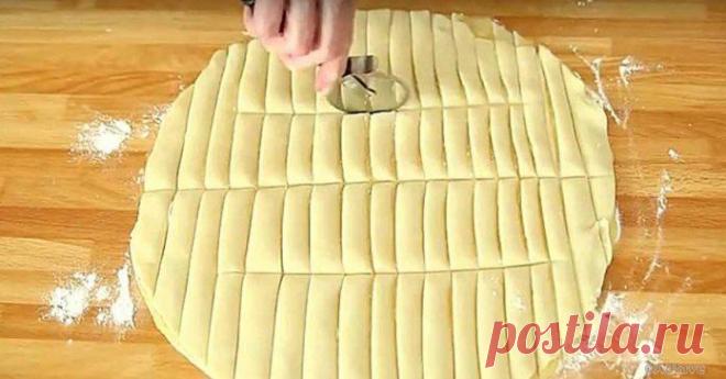 Женщина раскатала тесто и разрезала его на мелкие кусочки. Причина была просто гениальной! - Adfave - Эдфейв