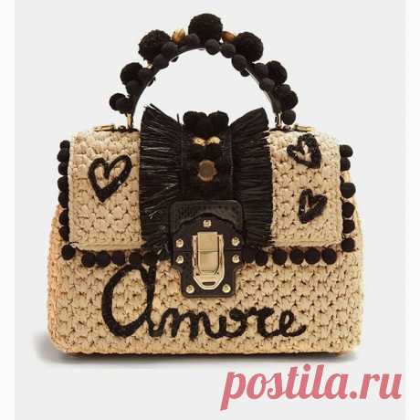 PENSATE CHE QUESTE BORSE ALL'UNCINETTO SONO FACILI DA FARE?  Sbagliate!!
Ci sono molti materiali e substrati all'interno, che non assorbono l'umidità e non si piegano quando li  indossati... e altri mille particolari e trucchi.
❗ Una volta con  il nostro insegnante, eravamo a Scandicci, presso la fabbrica della DG.
❗ Ci hanno mostrato e ci hanno raccontato tutte le sfumature del loro lavoro.  Circa 24 cartamodelli sono spesso usati per una piccola borsa!!!
❗ Dal 26 al 29 s...
