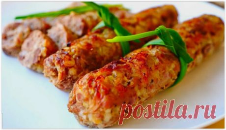 Очень вкусная домашняя колбаска в духовке, которую можно приготовить и без оболочки!  
Такие колбаски можно приготовить из разного мяса. Час работы и колбаски у вас на столе. Сочные, вкусные и недорого:) Приятного аппетита!
 
Рецепт приготовления:
 
Свиная лопатка 600 гр
Сало 300...