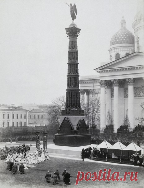 В этот день, 24 октября 1886 года, в Петербурге был открыт монумент Славы у Троицкого собора, составленный из 140 стволов трофейных турецких пушек по проекту Д. И. Гримма.

При открытии колонны состоялся парад сводных батальонов русской армии, был дан артиллерийский салют. Монумент в 1930 году снят и отправлен на переплавку. В 2005 году монумент Славы воссоздан.