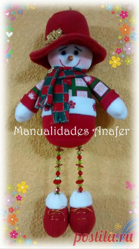 Perfecto para la decoración del arbolito o la puerta de entrada. Vienen en tres diseños: Nieve, Noel y Renito. Elaborados en tela polar y c...